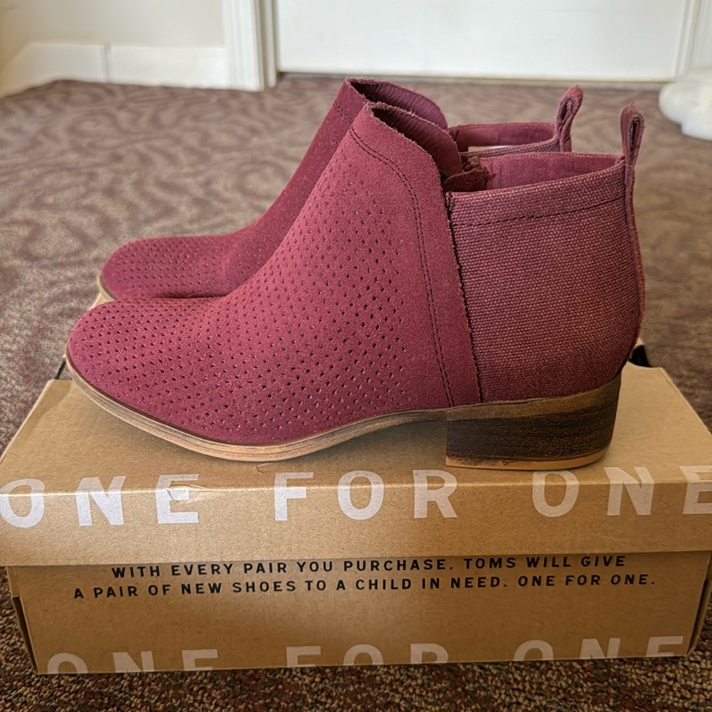 Adorable Tom's Deia suede bootie
